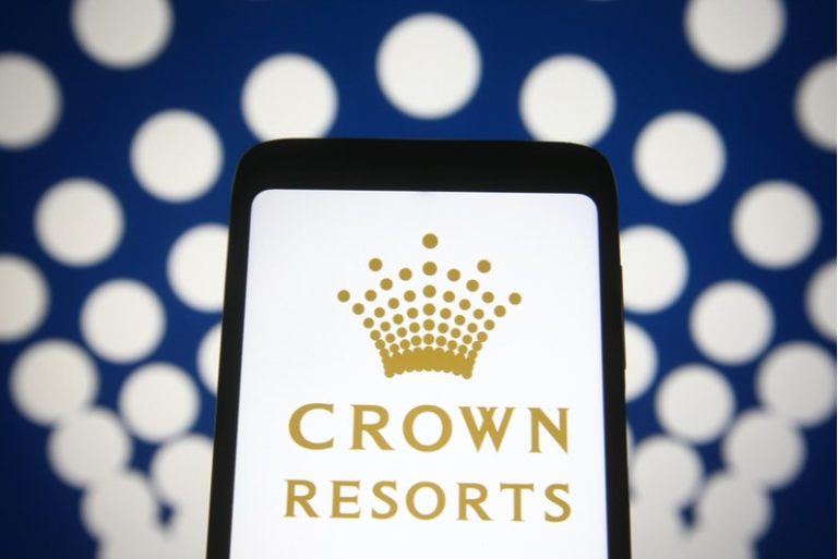 Les actions montent en flèche pour Crown Resorts alors que Blackstone rebondit avec une offre adoucie d'AU$8.5bn